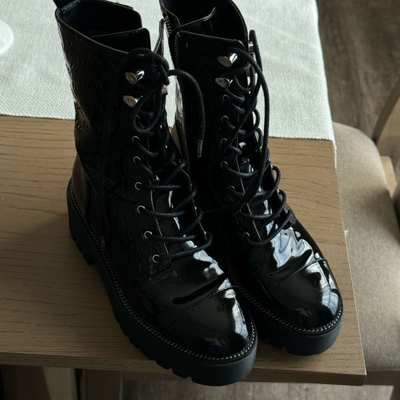 Michael Kors Bryce Platform
Combat Boot, perfect condition - Picture 3 of 5